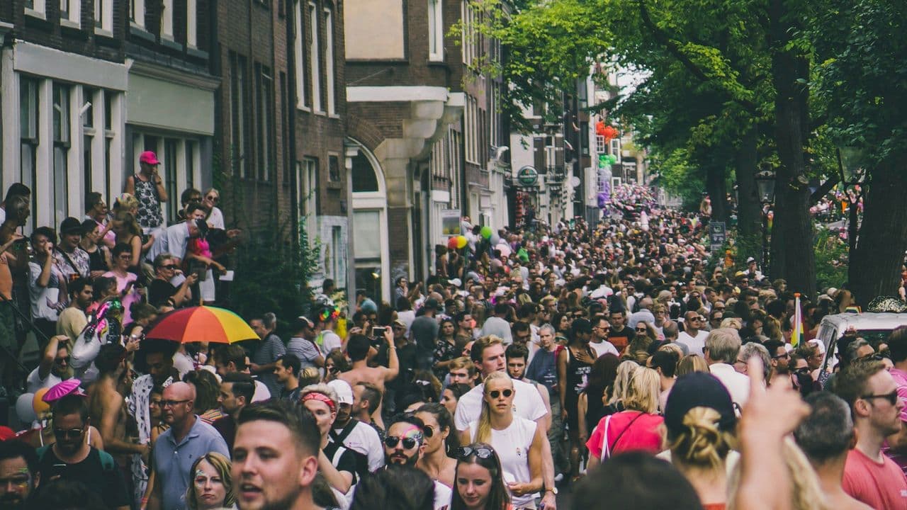 Gente en las calles de Ámsterdam