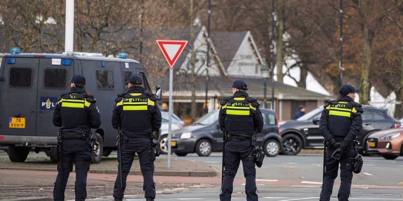 Agentes de policía neerlandesa durante una operación de detención en una ciudad de los Países Bajos
